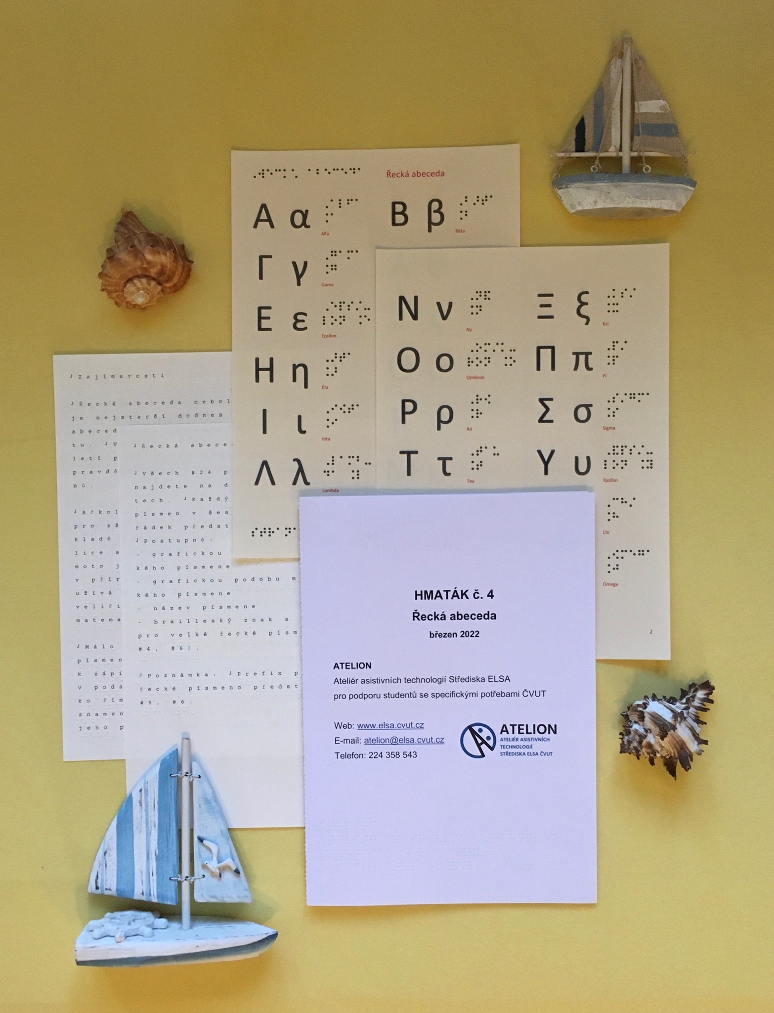 Fotografia hmatáku 4: obal, listy s reliéfnou gréckou abecedou, popis v braili